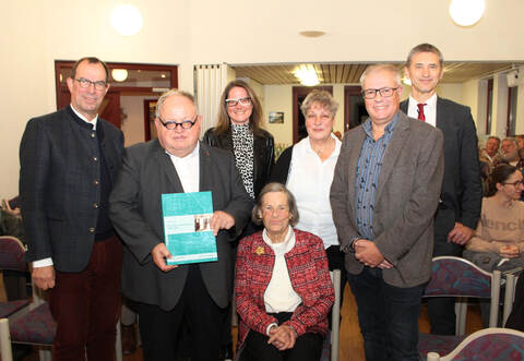 Mühlackers OB Frank Schneider (von links), Günter Bächle, der einen Vortrag hielt, die neue Stadtarchivleiterin Maria Gramlich, die Pforzheimer Familienforscherin Ruth Schneider, Stadtarchivleiterin Marlis Lippik, die demnächst in den Ruhestand geht, Kreisarchivar Konstantin Huber und Finanzdezernent Frank Stephan freuen sich am Mittwochabend über das neue Lienzinger Ortsfamilienbuch von 1693 bis 1910.
