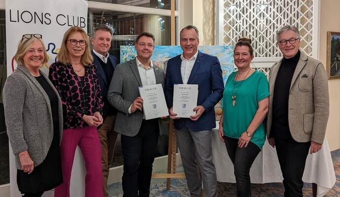 Auf vielfältige Aktionen in 30 Jahren Lions Club Remchingen-Pfinztal blicken die Vorstandsvertreter Dörte Benoit (von links), Astrid Dörfler, Friedrich Aisenbrey, Präsident Michael Rimmler, Villa-Geschäftsführer Eric Griese, Bürgermeisterin Nicola Bodner und Gründungspräsident Dr. Herbert Müller zurück.