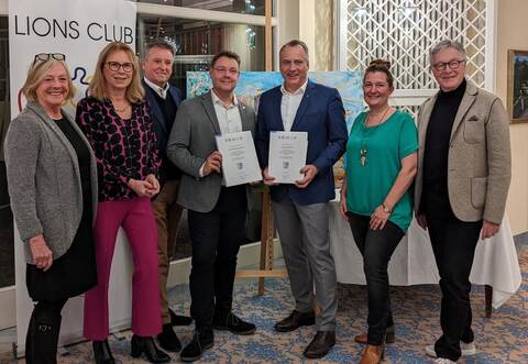 Auf vielfältige Aktionen in 30 Jahren Lions Club Remchingen-Pfinztal blicken die Vorstandsvertreter Dörte Benoit (von links), Astrid Dörfler, Friedrich Aisenbrey, Präsident Michael Rimmler, Villa-Geschäftsführer Eric Griese, Bürgermeisterin Nicola Bodner und Gründungspräsident Dr. Herbert Müller zurück.