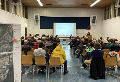 Rund 100 Bürger bei der Einwohnerversammlung in der Gemeindehalle.