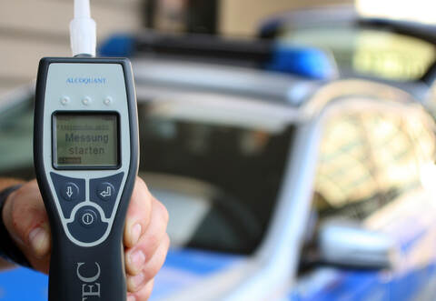 Ein Alkoholtest ergab bei einem 20-Jährigen am Samstagmorgen in Neuenbürg einen Wert von rund zwei Promille.