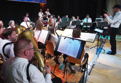 Eine musikalische Reise um die Welt hat das große Blasorchester des Bilfinger Musikvereins unter der Leitung von Dirigent Alex Meixner präsentiert.