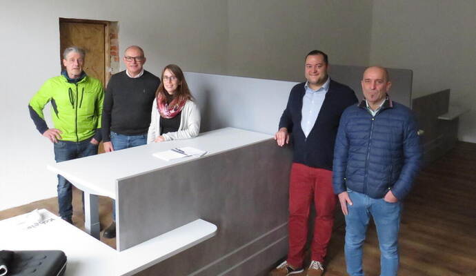 Die Bürgerservice-Räume in Bad Wildbads Rathaus wachsen: Hier freuen sich (von links) Matthias Hof, Immobilienmanagement , Hauptamtsleiter Alexander Rabsteyn, Petra Kugele vom Ordnungsamt/Bürgerservice, Bürgermeister Marco Gauger und Stadtbaumeister Volkhard Leetz.