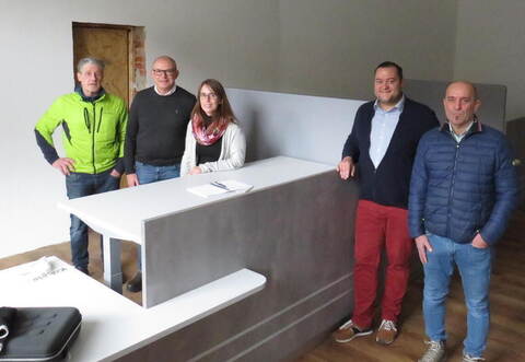 Die Bürgerservice-Räume in Bad Wildbads Rathaus wachsen: Hier freuen sich (von links) Matthias Hof, Immobilienmanagement , Hauptamtsleiter Alexander Rabsteyn, Petra Kugele vom Ordnungsamt/Bürgerservice, Bürgermeister Marco Gauger und Stadtbaumeister Volkhard Leetz.
