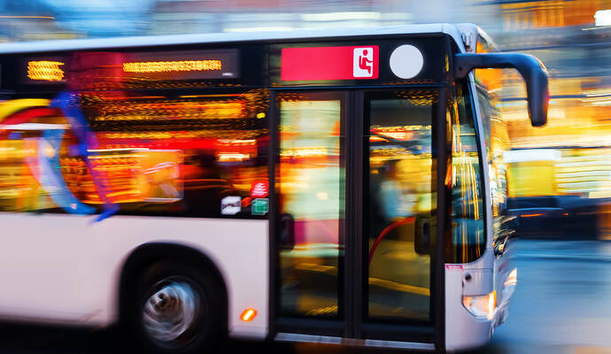 Ein Busfahrer hat am Montag in Mühlacker beim Abbiegen eine Frau übersehen. driving bus in the city at night