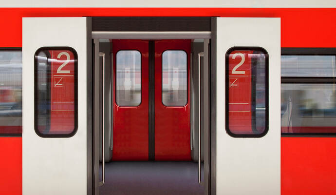 Weil er der Fahrtkartenkontrolle entgehen wollte, ist ein 24-Jähriger in Ersingen auf einen Bahnmitarbeiter losgegangen. Weil er der Fahrtkartenkontrolle entgehen wollte, ist ein 24-Jähriger in Ersingen auf einen Bahnmitarbeiter losgegangen.