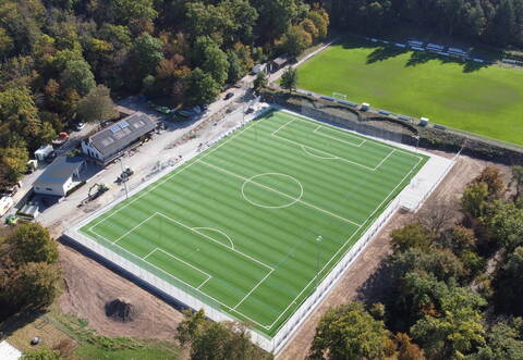Mit dem neuen Kunstrasenplatz hat der 1. FC Ersingen seine Infrastruktur nachhaltig verbessert. Am Freitag wird die Spielfläche eingeweiht.