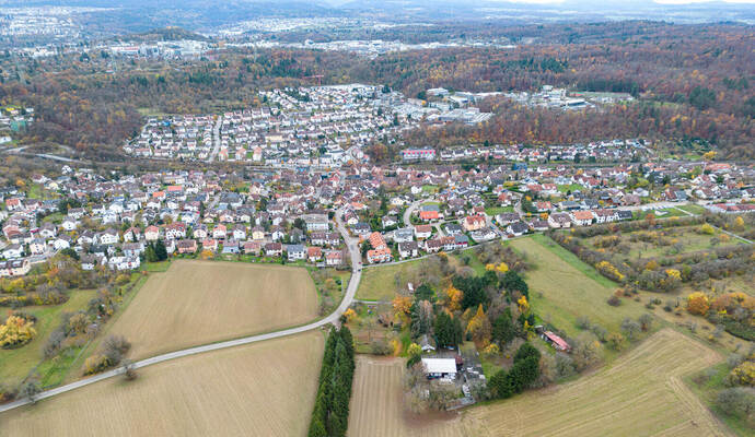 Heute sind Felder, Wiesen und Gärten dort, wo Ispringen ein Neubaugebiet „Weglanden“ untersucht. Der Ort soll nach Jahren wachsen können. Heute sind Felder, Wiesen und Gärten dort, wo Ispringen ein Neubaugebiet „Weglanden“ untersucht. Der Ort soll nach Jahren wachsen können.