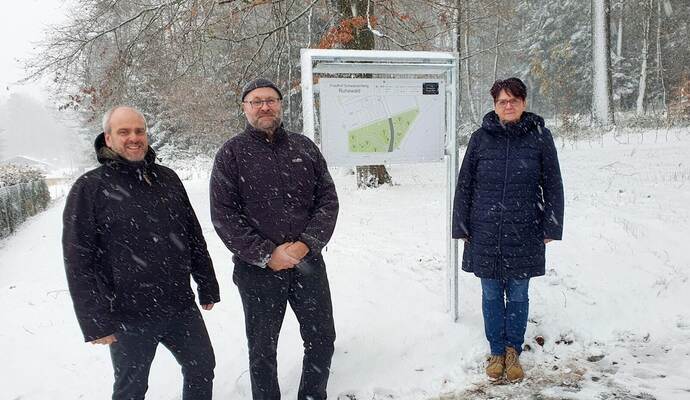Bürgermeister Matthias Leyn (von links), der Schwarzenberger Ortsvorsteher Andreas Ehnis und die stellvertretende Schömberger Bauamtsleiterin Ulrike Weißert stellen den neuen Ruhewald in Schwarzenberg vor.