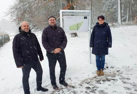 Bürgermeister Matthias Leyn (von links), der Schwarzenberger Ortsvorsteher Andreas Ehnis und die stellvertretende Schömberger Bauamtsleiterin Ulrike Weißert stellen den neuen Ruhewald in Schwarzenberg vor.