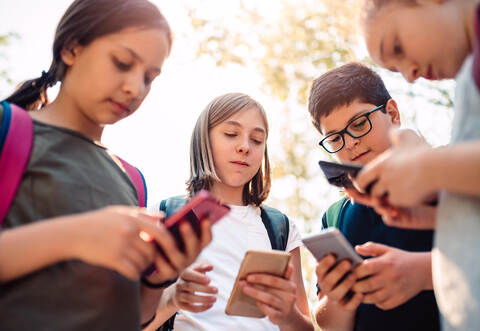 Ständig am Handy: In einem Workshop tauschen sich Jugendliche über ihre Erfahrungen aus.