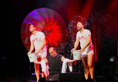 Mit kreativen Einlagen holen „Eure Mütter“ um Matze Weinmann (von links), Don Svezia und Andi Kraus das Publikum schnell auf ihre Seite.