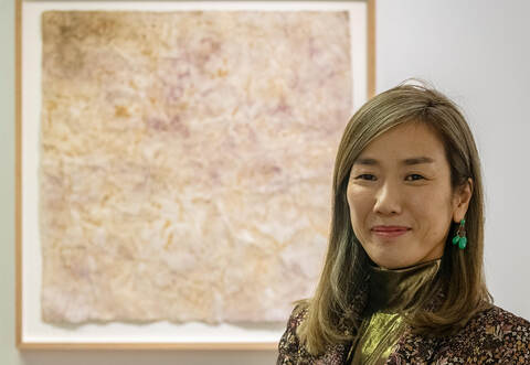 Ihre Interpretationen von Planetenoberflächen macht Rei Kariya sichtbar. Sie realisiert in ihrer Kunst japanische Malerei.