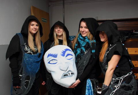 Hinter der Bühne bereiten sich die Donnerdämonen Wemse auf ihre Premiere vor. Die Maske gibt es zunächst nur als übergroßes Modell zu sehen.