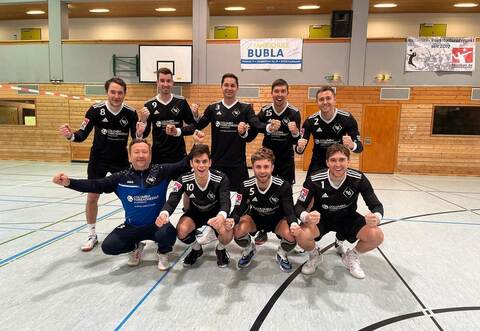 Geballte Fäuste: Die Bundesliga-Faustballer des TV Waldrennach feiern den Auswärtssieg beim TV Neugablonz.