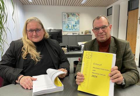 Kämmerin Martina Rapp und Mühlackers Oberbürgermeister Frank Schneider präsentieren das Zahlenwerk für die Senderstadt für das kommende Jahr. Der Haushalt soll Ende Januar verabschiedet werden – wie 2023 auch schon.