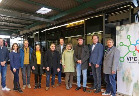 Das Busunternehmen „Wöhrle-Reisen“ übernimmt zum bevorstehenden Fahrplanwechsel drei Linien im VPE-Gebiet. Das wurde am Montagmorgen im Beisein von Bürgermeistern aus dem Enzkreis sowie Vertretern des VPE und von Wöhrle gefeiert.