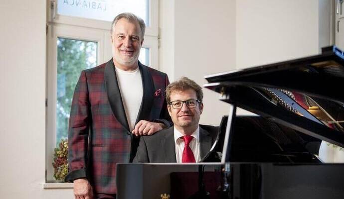 Passen perfekt in die Weihnachtszeit: Bariton Marc Marshall und sein Pianist René Krömer. Passen perfekt in die Weihnachtszeit: Bariton Marc Marshall und sein Pianist René Krömer.