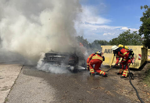 Kommandant Matthias Poppe erklärt, man habe zehn Jahre lang keinen einzigen Fahrzeugbrand löschen müssen. In diesem Jahr seien es gleich vier gewesen, davon drei Vollbrände. Darunter übrigens keine Elektroautos.