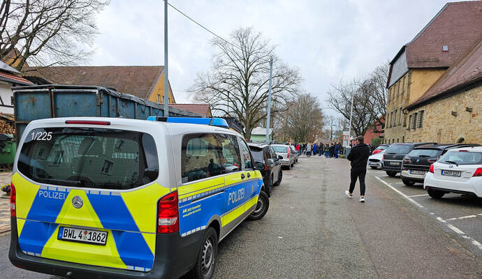 Der Polizei ist am Mittwochmittag ein Amokalarm an einer Illinger Schule gemeldet worden.