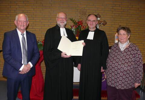 Zur Einführung des neuen Bauschlotter Pfarrers Holger Müller (Zweiter von links) überreicht Dekan Christoph Glimpel die Ernennungsurkunde der Badischen Landesbischöfin Heike Springhart. Bei der Einsegnung wirkt auch die Erzieherin Elke Freiburger aus Nußbaum mit, die Müller von Kind an kennt.