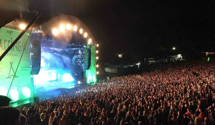 Der diesjährige Headliner war bereits mehrfach auf dem Happiness Festival zu sehen. Der diesjährige Headliner war bereits mehrfach auf dem Happiness Festival zu sehen.