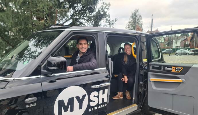 Bürgermeisterin Julia Wieland (Remchingen) und Bürgermeister Steffen Bochinger (Keltern) testen den MyShuttle.