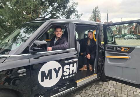 Bürgermeisterin Julia Wieland (Remchingen) und Bürgermeister Steffen Bochinger (Keltern) testen den MyShuttle.