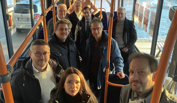Landrat Bastian Rosenau, die Bürgermeister Thomas Keller (Engelsbrand), Carsten Lachenauer (Unterreichenbach), Matthias Leyn (Schömberg), die VPE-Vertreter Yasmin Preisigke, Daniel Peikert, Matthias Gruber, Axel Hofsäß sowie vom Busunternehmen Eberhardt Richard Eberhardt, Philipp Eberhardt und Wolfram Vögele freuen sich auf die zusätzlichen Verbindungen.