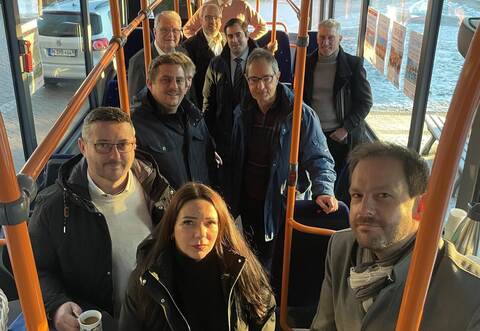Landrat Bastian Rosenau, die Bürgermeister Thomas Keller (Engelsbrand), Carsten Lachenauer (Unterreichenbach), Matthias Leyn (Schömberg), die VPE-Vertreter Yasmin Preisigke, Daniel Peikert, Matthias Gruber, Axel Hofsäß sowie vom Busunternehmen Eberhardt Richard Eberhardt, Philipp Eberhardt und Wolfram Vögele freuen sich auf die zusätzlichen Verbindungen.