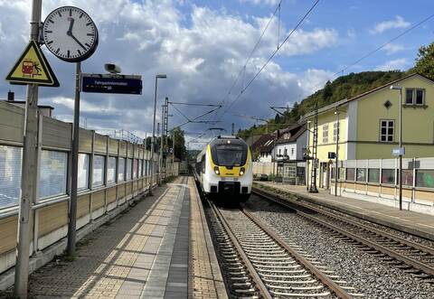 In Enzberg ist geplant, die Bahnsteige beidseitig von derzeit 170 auf 220 Meter zu verlängern – jedoch nur an Gleis 2 soll die künftige Höhe 55 Zentimeter betragen, während gegenüber 76 Zentimeter erreicht werden sollen.
