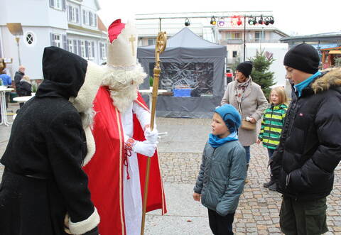 Nikolaus und Knecht Ruprecht im Gespräch mit den Marktbesuchern. Doch keine Angst: Der Knecht war bester Laune.