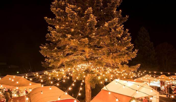 Stimmungsvolles Ambiente: An diesem Wochenende lädt der Weihnachtsmarkt unterm Lichterzelt in Enzklösterle ein. Stimmungsvolles Ambiente: An diesem Wochenende lädt der Weihnachtsmarkt unterm Lichterzelt in Enzklösterle ein.