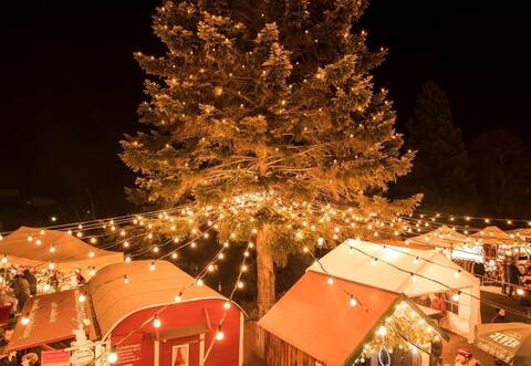Stimmungsvolles Ambiente: An diesem Wochenende lädt der Weihnachtsmarkt unterm Lichterzelt in Enzklösterle ein.