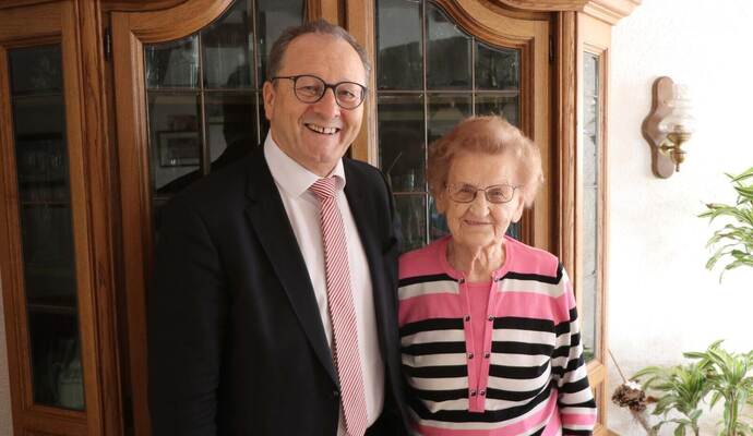 Oberderdingens Bürgermeister Thomas Nowitzki (links) mit Jubilarin Gertrud Lutz. Oberderdingens Bürgermeister Thomas Nowitzki (links) mit Jubilarin Gertrud Lutz.