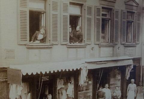 Vor ungefähr 120 Jahren entstand das Foto, das die Bäckerei mit dem Urgroßvater von Karl-Friedrich Bechtle in der Tür und als kleinen Jungen auf einem Schemel sitzend seinen Großvater zeigt.