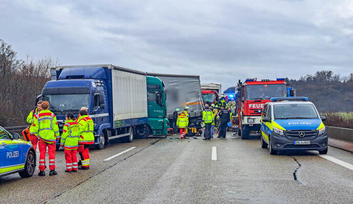 Drei Lastwagen sind am Dienstag auf der A8 bei Pforzheim West ineinander gekracht. Schwerer Lkw-Unfall auf A8 bei Pforzheim: Drei Lastwagen prallen auf der Autobahn ineinander - mindestens eine Person wird einge