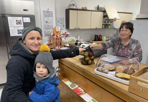 Äpfel sind bei Sara Rufenach (links) und Sohn Clemens (2) im Mühlhäuser Bürgertreff gefragt. Bedient wird sie von der ehrenamtlichen Helferin Gaby Reinhold.