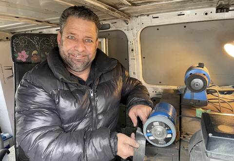 Mit Leidenschaft und aus Liebe zur Familientradition übt Messerschleifer Romeo Weiß seinen Beruf aus. An das ständige Herumreisen von einem Ort zum nächsten hat sich der 51-Jährige schon längst gewöhnt.