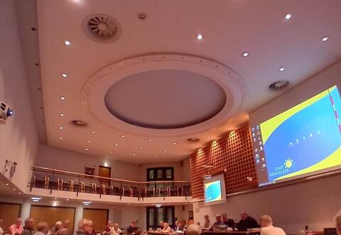 Vo n der maroden Deckenbeleuchtung im Mühlacker Ratssaal – dort gehen die Leuchten im Rondell nicht mehr – bis hin zur fehlenden Unterbringung von Geflüchteten und hohen Folgekosten in Schulen und Kindergärten reichten die Themen bei d er Haushaltsberatung 2024 im Senderstädter Gemeinderat.