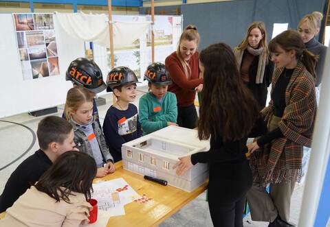 Mit den Experten der „Gaus Architekten“ überlegen sich die Kernzeitkinder, wie der Dachgarten im neuen Kinder- und Jugendcampus gestaltet werden soll. Auch Bürgermeisterin Julia Wieland (Fünfte von rechts) hört zu.
