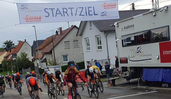 Schwalbe-Fahrer Aaron König bei seinem Sieg bei der BaWü-Straßenmeisterschaft. Schwalbe-Fahrer Aaron König bei seinem Sieg bei der BaWü-Straßenmeisterschaft.