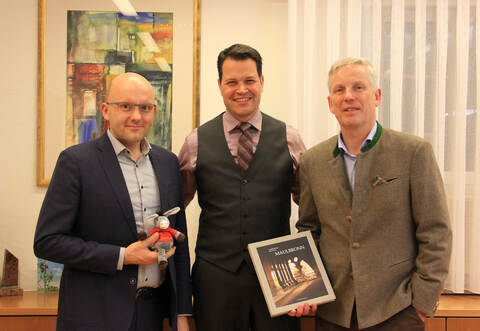 Maulbronns Bürgermeister Aaron Treut (Mitte) ist glücklich: Beim Schenk-Areal im Herzen der Klosterstadt geht es voran. Mit im Bild: Robert Oettinger (links) und Rolf Harsch.