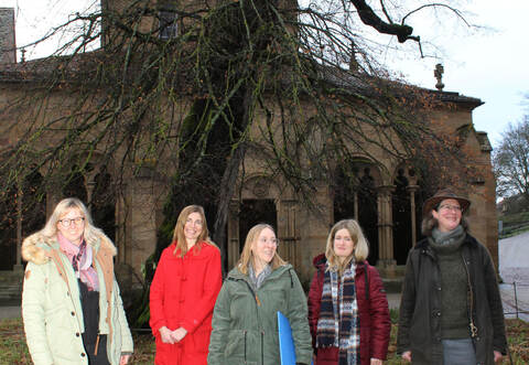 Die Friedenslinde im Maulbronner Klosterhof retten wollen Klosterverwalterin Alexandra Müller, Meike Kirscht, die Praktikantinnen Lea Wieczorek und Felicia Behrens-Ramberg sowie Hanna Nimmenich (von links).