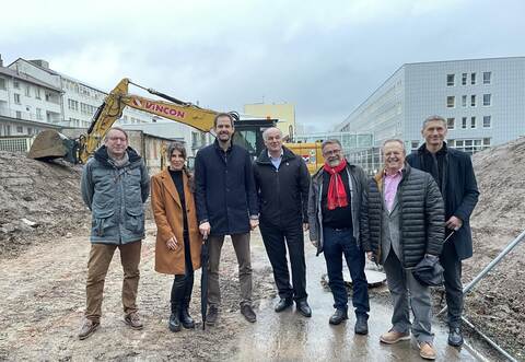 Freuen sich auf den Baustart vom neuen Landratsamtsgebäude: Christoph W ichardt (AfD, von links), Sozialdezernentin Katja Kreeb, Landrat Bastian Rosena u, Rüdiger Karl (Sparkasse Pforzheim Calw), Hans Vester (SPD), Werner Henle (FW) und Finanzdezernent Frank Stephan.