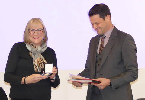 Maulbronns Bürgermeister Aaron Treut ehrt Karin Bohn-Abt mit der Verdienstmedaille der Stadt.
