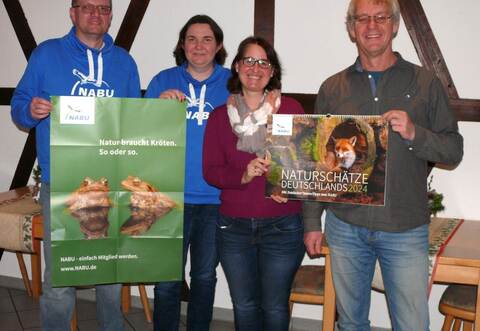 Die NABU-Ortsgruppe in Ölbronn-Dürrn wird durch Heinz Klemens (von links),seiner Frau Corina sowie Kristin Haslauer vertreten. Bezirk Gäu-Nordschwarzwald Geschäftsführer Markus Pagel stellte auch den Tier-Kalender vor.
