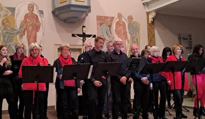 Der Chor Gospel and More Birkenfeld sorgt zum 1. Advent für gefühlvolle Stimmung beim Publikum der evangelischen Kirche Birkenfeld.