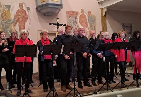 Der Chor Gospel and More Birkenfeld sorgt zum 1. Advent für gefühlvolle Stimmung beim Publikum der evangelischen Kirche Birkenfeld.