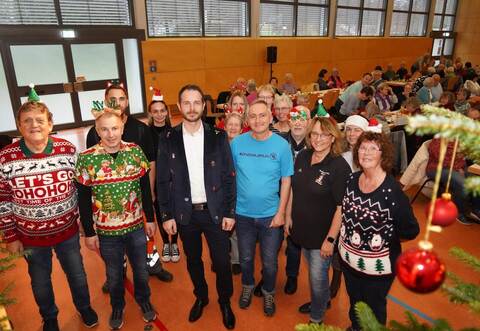Bürgermeister Thomas Maag (Mitte, weißes Hemd) freut sich über die vielen ehrenamtlichen Helfer, die die Adventsfeier in Bilfingen ermöglicht haben. Auch in Ersingen war das Engagement groß.
